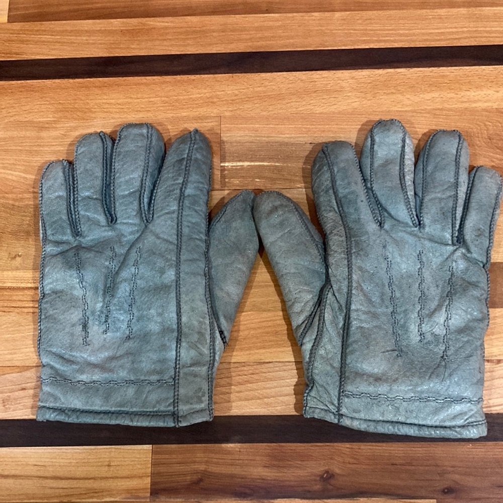 Men’s Sz L Gray Gloves Leather 100% with Acrylic lining.  Good Condition.